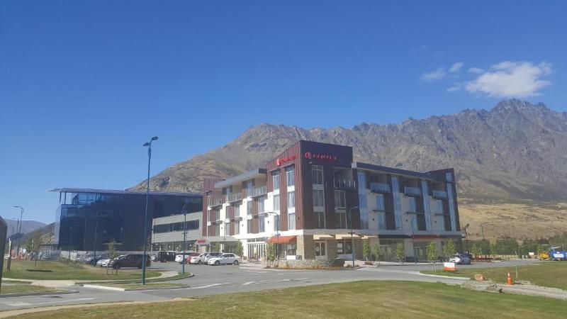 هتل Ramada Suites By Wyndham Queenstown Remarkables Park