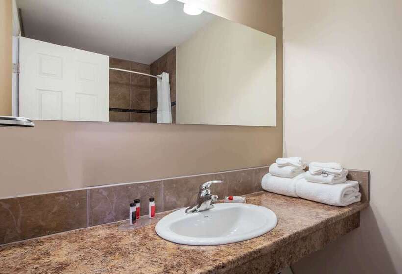 فندق Super 8 By Wyndham Smoky Lake