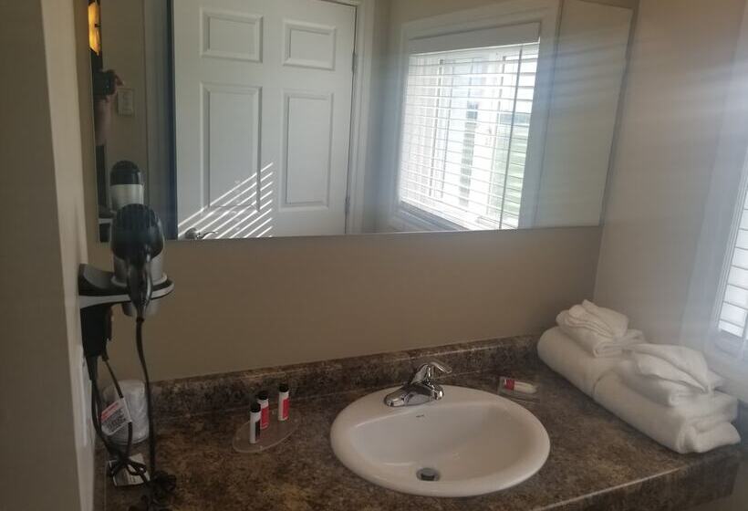 فندق Super 8 By Wyndham Smoky Lake