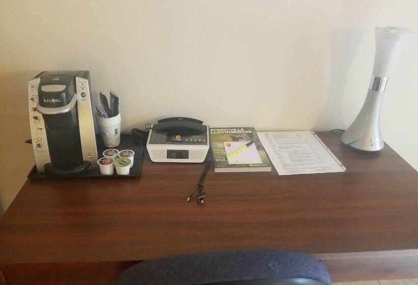 فندق Super 8 By Wyndham Smoky Lake