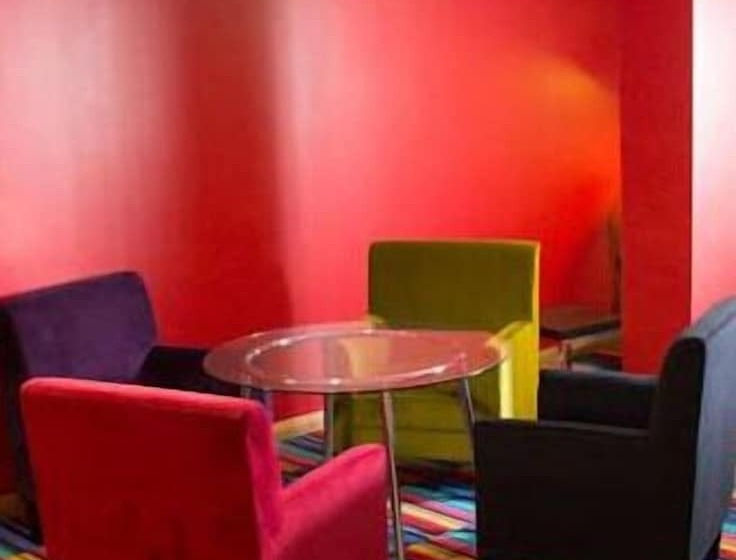 酒店 The Savoy Hostel