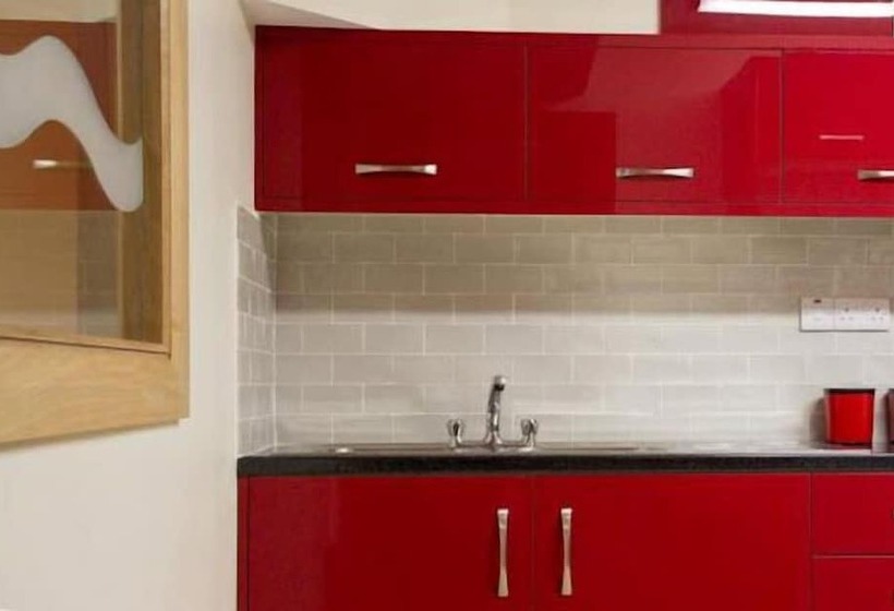 酒店 The Savoy Hostel