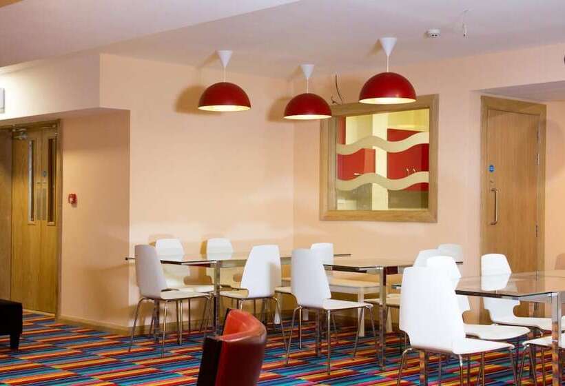 酒店 The Savoy Hostel