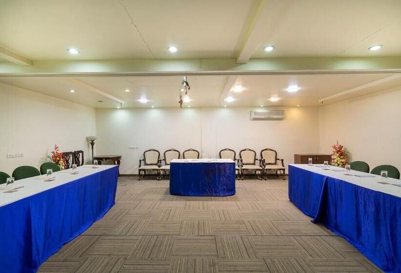 Отель Townhouse The Royce New Friends Colony