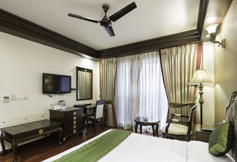 Отель Townhouse The Royce New Friends Colony