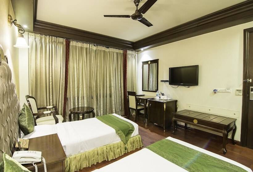 Отель Townhouse The Royce New Friends Colony