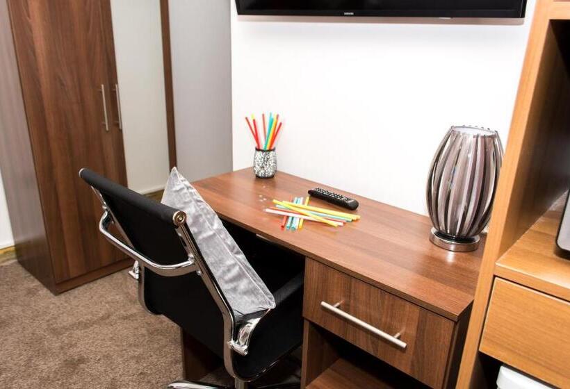 בית מלון כפרי Trivelles Mayfair,stockport