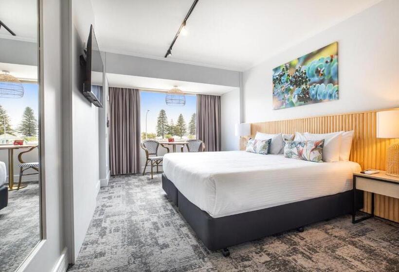 Nightcap At Hotel Victor