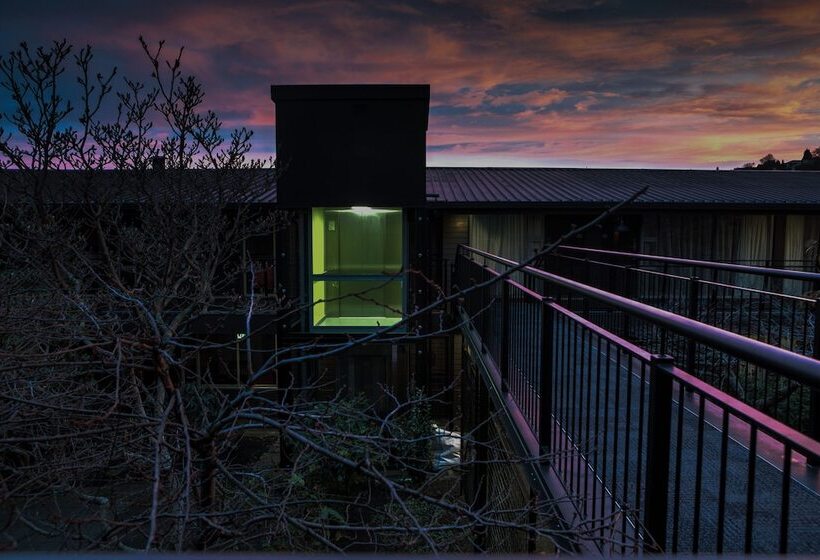 فندق على الطريق Aurora On George