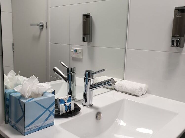 فندق على الطريق Aurora On George