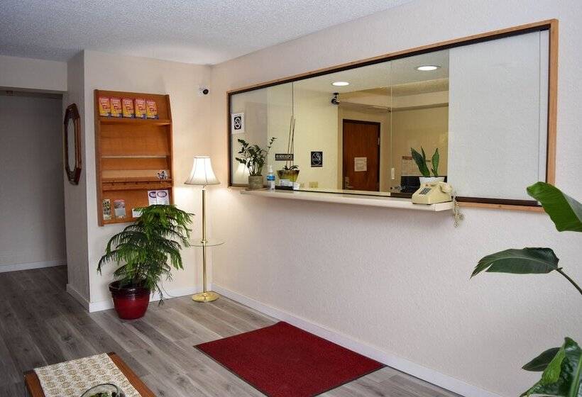 فندق على الطريق Corning Inn