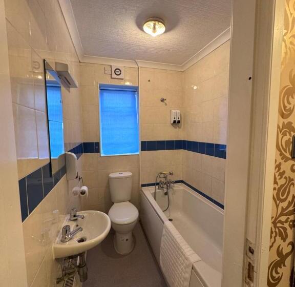 Пансион All Seasons Gatwick Guest House & Parking