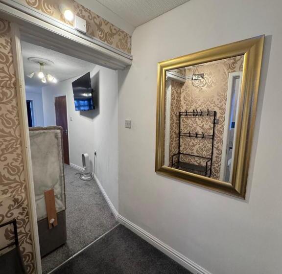 Пансион All Seasons Gatwick Guest House & Parking