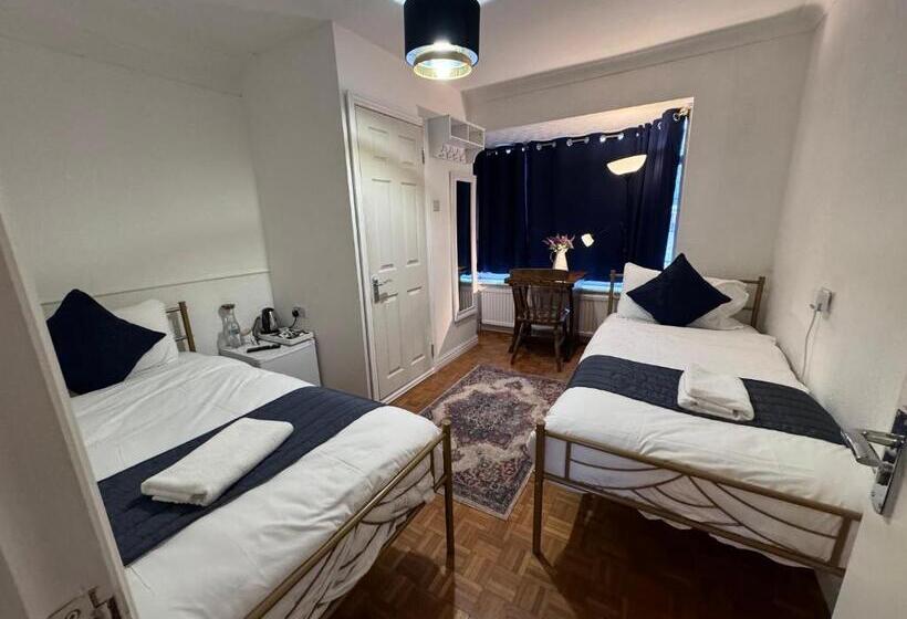 Пансион All Seasons Gatwick Guest House & Parking