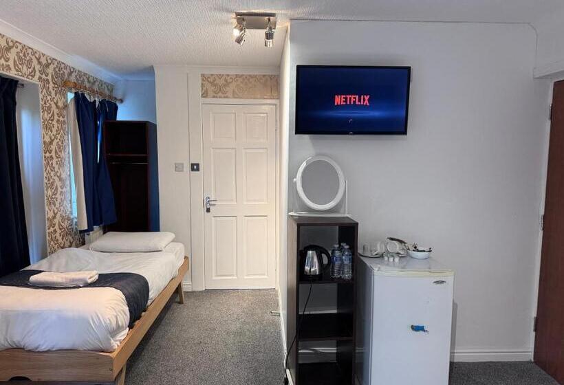 Пансион All Seasons Gatwick Guest House & Parking