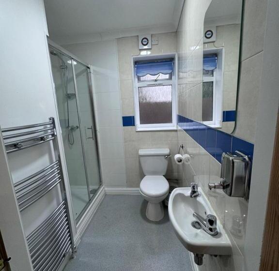 Пансион All Seasons Gatwick Guest House & Parking