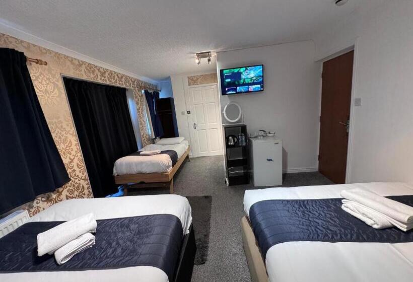 Пансион All Seasons Gatwick Guest House & Parking