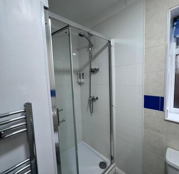 Пансион All Seasons Gatwick Guest House & Parking