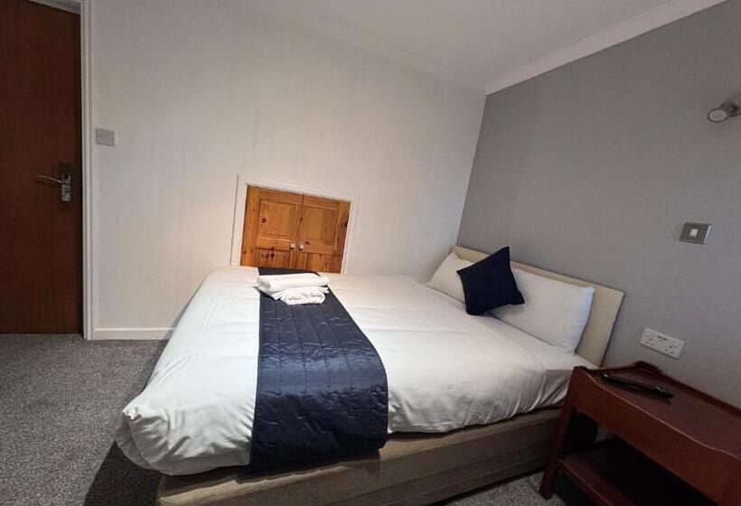 Пансион All Seasons Gatwick Guest House & Parking