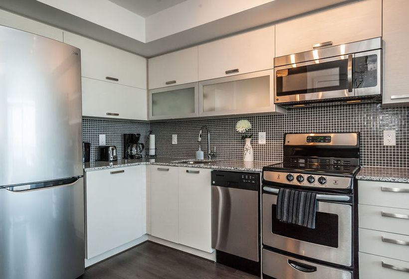 Отель Life Suites Soho Cn Tower And Lake View