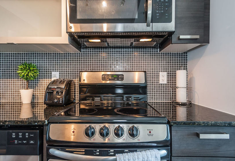 Отель Life Suites Soho Cn Tower And Lake View