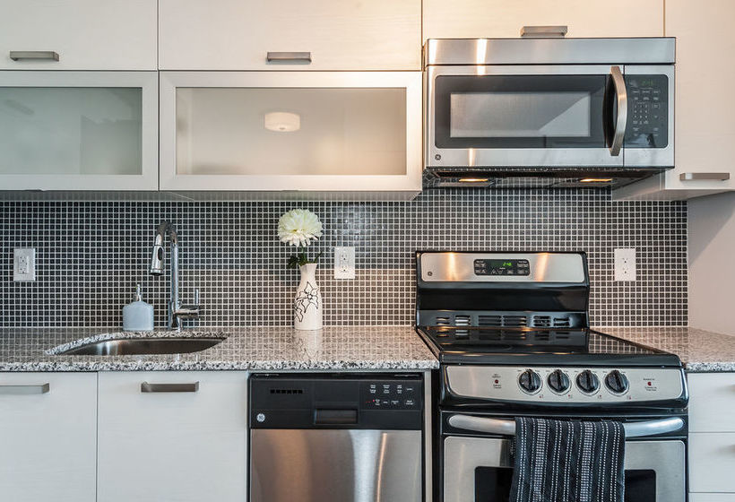 Отель Life Suites Soho Cn Tower And Lake View