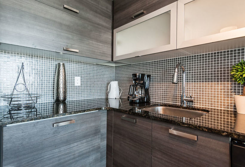 Отель Life Suites Soho Cn Tower And Lake View