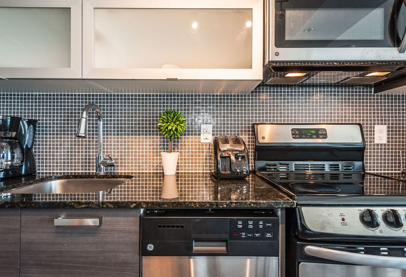 Отель Life Suites Soho Cn Tower And Lake View