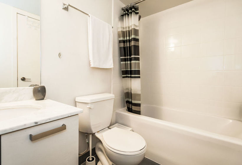 Отель Life Suites Soho Cn Tower And Lake View