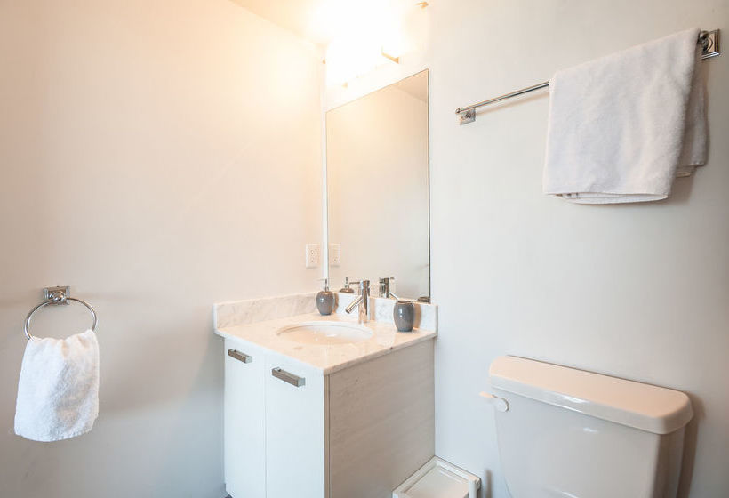 Отель Life Suites Soho Cn Tower And Lake View