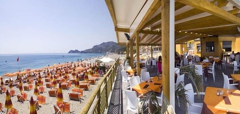 Отель Maniel Beach