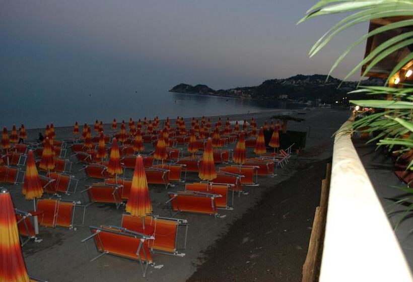 Отель Maniel Beach