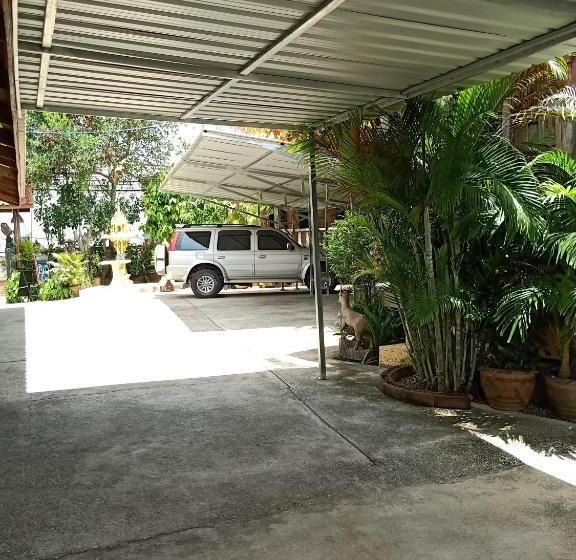 פנסיון J & J Guesthouse