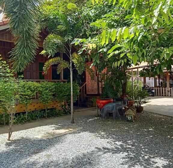 פנסיון J & J Guesthouse