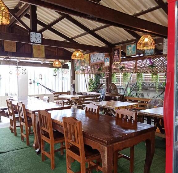 Пансион J & J Guesthouse