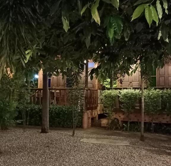 פנסיון J & J Guesthouse