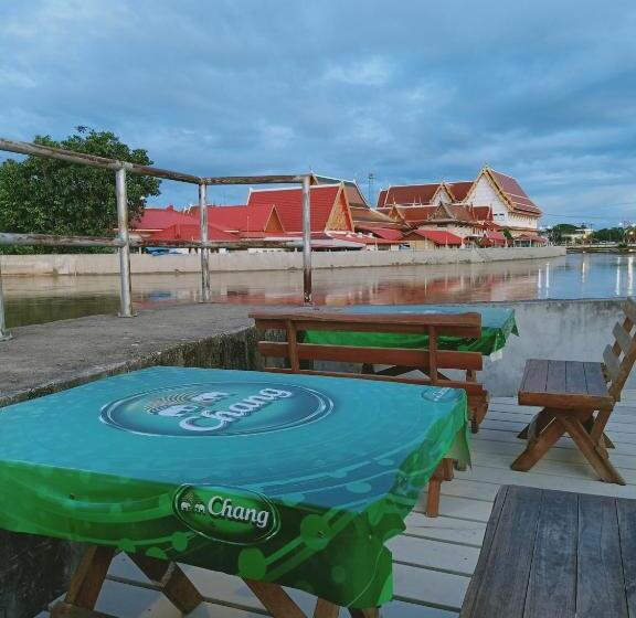 Пансион J & J Guesthouse