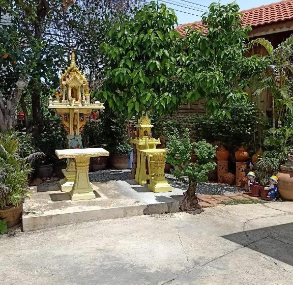 Пансион J & J Guesthouse