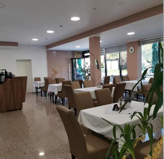 تختخواب و صبحانه Malena