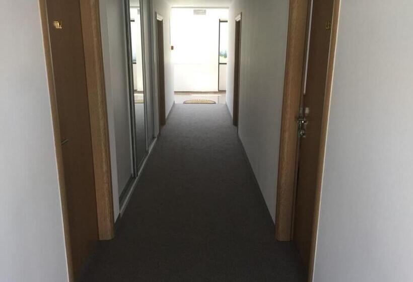 تختخواب و صبحانه Malena