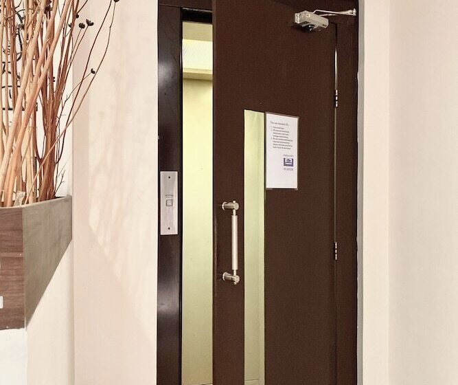 ホテル Behomy Corner Eight Lippo Karawaci