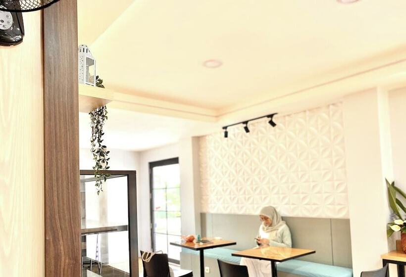 هتل Behomy Corner Eight Lippo Karawaci