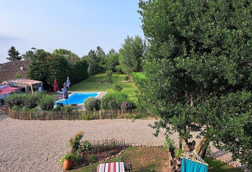 Пансион Au Milieu Coule La Garonne