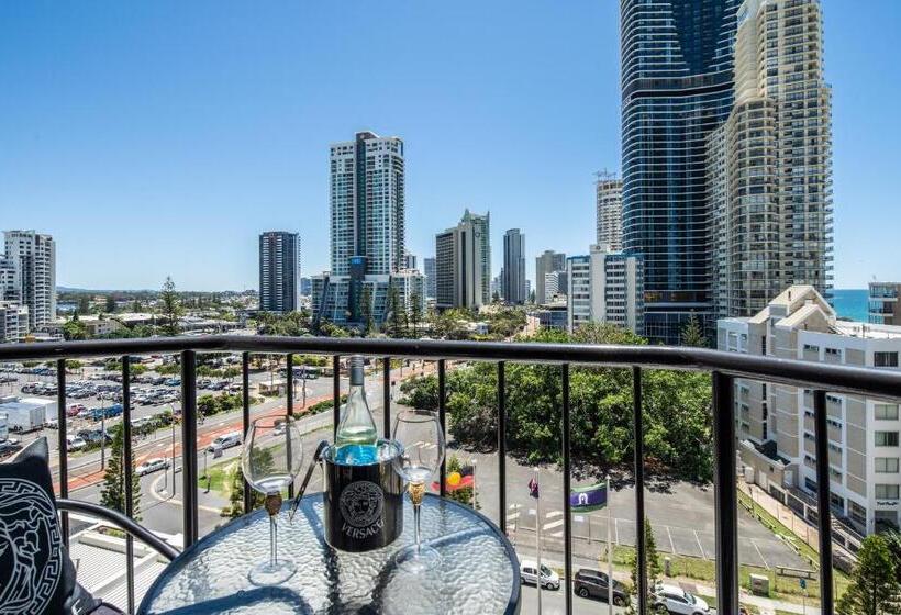 هتل Designer Suites   Versace On View