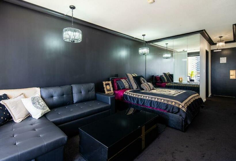 هتل Designer Suites   Versace On View