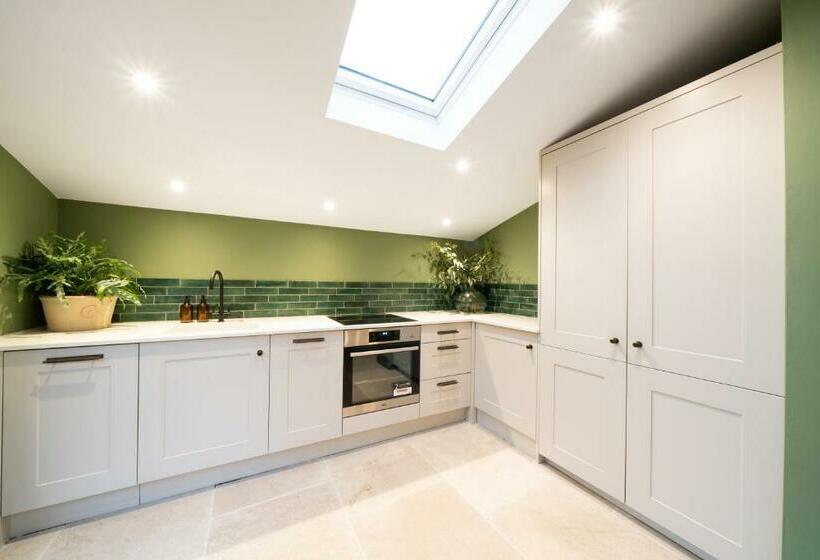 Отель Spinney   A Unique Open Plan Barn, With Private Garden