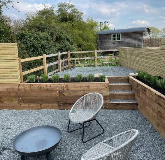 Отель Spinney   A Unique Open Plan Barn, With Private Garden