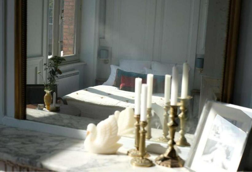 פנסיון The Kooch House 1