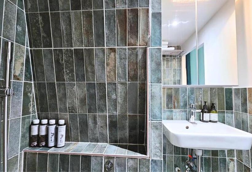 פנסיון The Kooch House 1.4