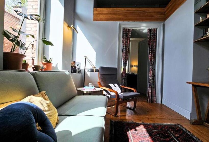 פנסיון The Kooch House 1.4